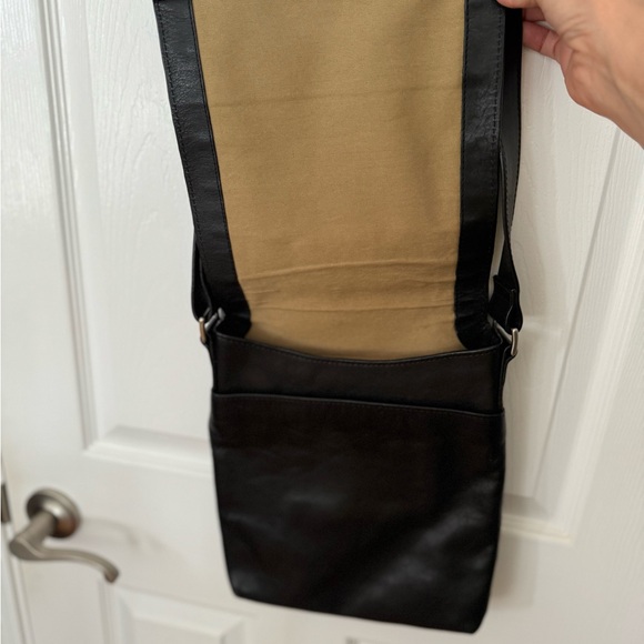 Cole Haan full leather crossbody messenger bag with flap - Picture 4 of 4